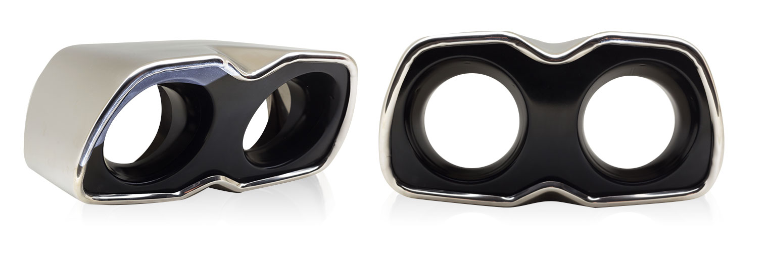 Terminale di scarico doppio in acciaio inox lucidato e frontale verniciato con speciale vernice nera resistente ad alte temperature