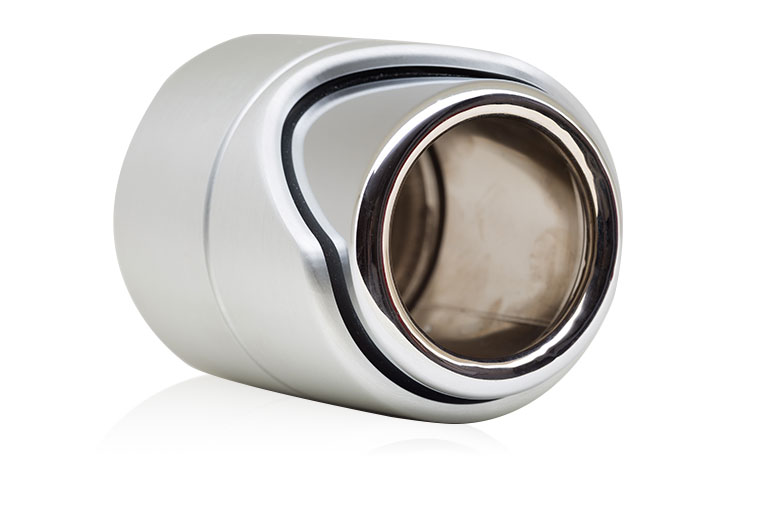 Terminale di scarico in acciaio inox lucidato e cromato a forma circolare con guscio esterno in alluminio anodizzato.