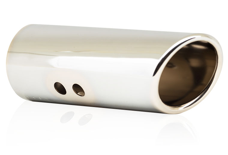 Terminale di scarico in acciaio inox lucidato e cromato a forma circolare.