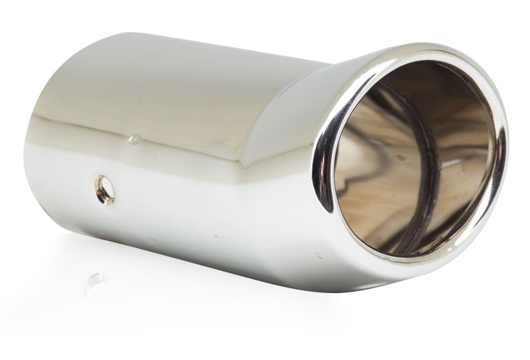 Terminale di scarico in acciaio inox lucidato e cromato a forma ovale.