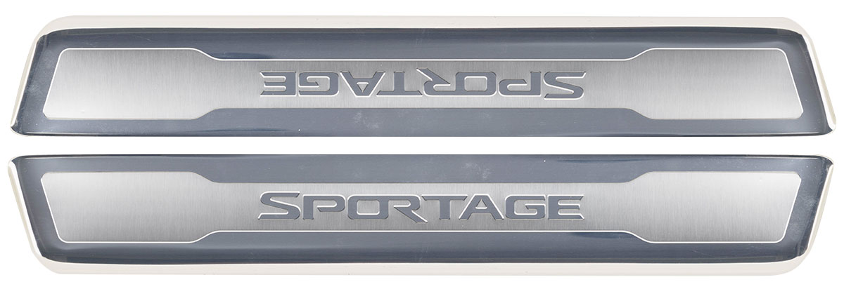 Batticalcagno in alluminio lucido e satinato con vernice protettiva trasparente.