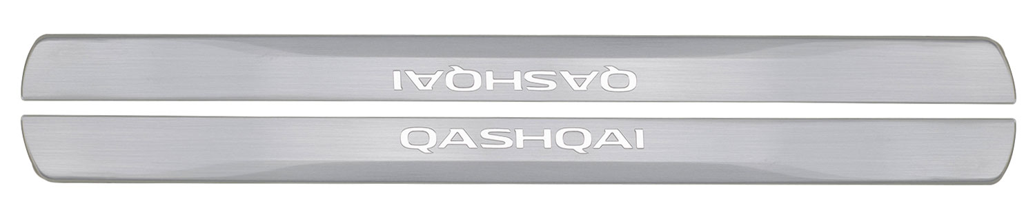 Batticalcagno in alluminio satinato e logo lucido con vernice protettiva trasparente.