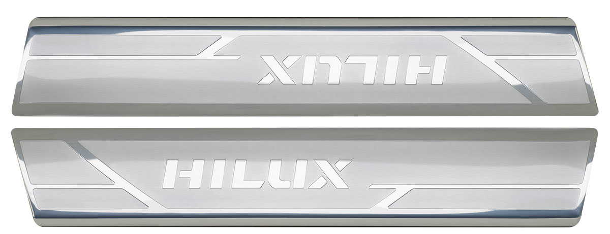 Batticalcagno in alluminio satinato e logo lucido con vernice protettiva trasparente.