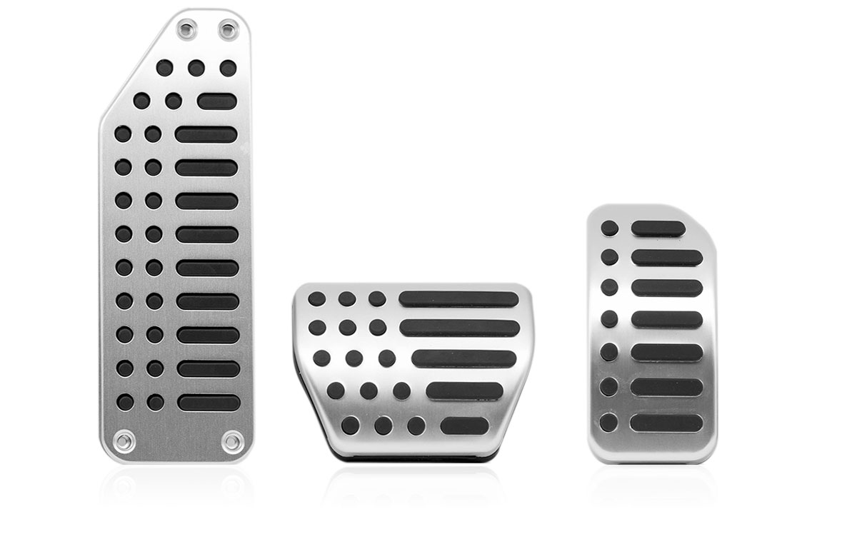 Kit pedali sportivi in alluminio anodizzato con inserto antiscivolo in elastomero nero.