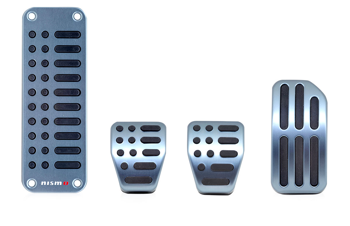 Kit pedali sportivi in alluminio anodizzato color titanio con logo in vari colori e con inserto antiscivolo in elastomero nero.