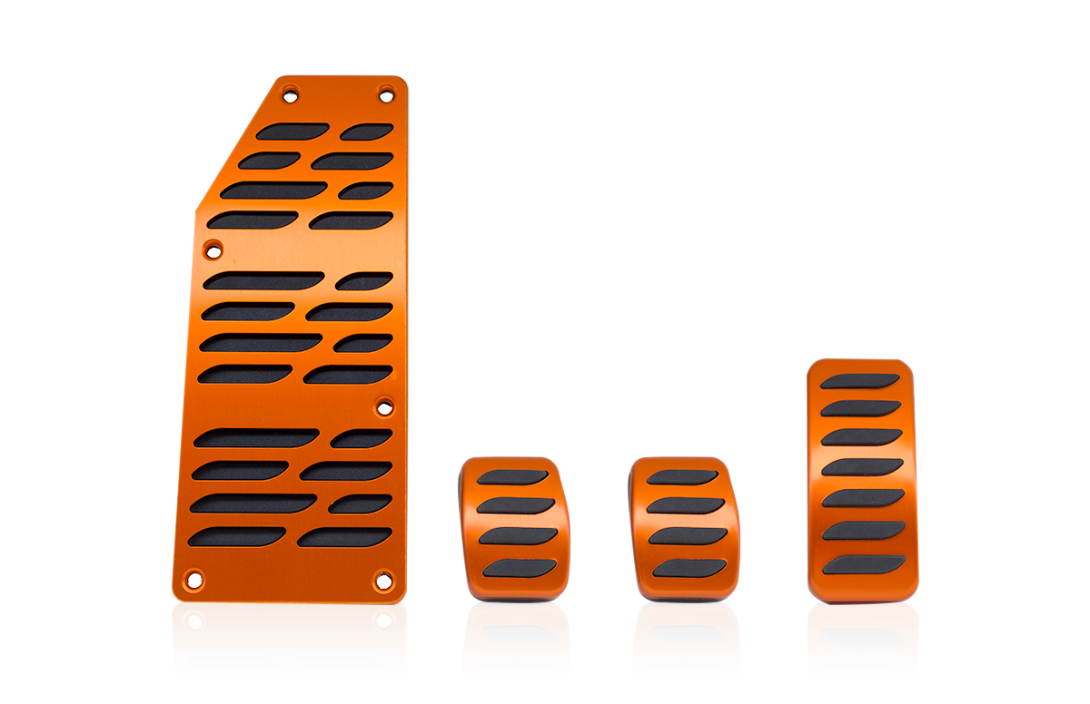 Kit pedali sportivi in alluminio anodizzati arancione e con inserto antiscivolo in elastomero nero.