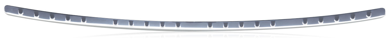 Protezione baule in acciaio inox con finitura lucida con borchie in rilievo.